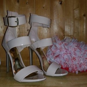 👀NUDE STRAPPY HEELS